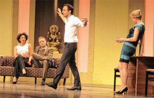 Langsam kippt die Stimmung und es geht ans Eingemachte. Der American Dream platzt wie eine Seifenblase: Jory (Jillian Anthony), Isaac (Markus Angenvorth), Amir (Patrick Khatami) und Emily (Natalie O’Hara, von links).Foto BENEKAM