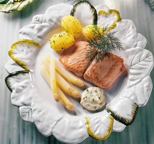 Leicht und lecker: die Kombination aus Spargel und Lachs.Foto wirths pr