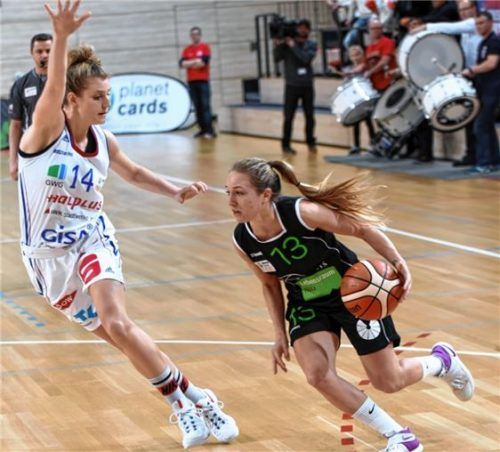 Lena Bradaric (rechts) führt ihr Team erstmals in dieser Saison zu Hause wieder aufs Spielfeld.Foto Fireballs