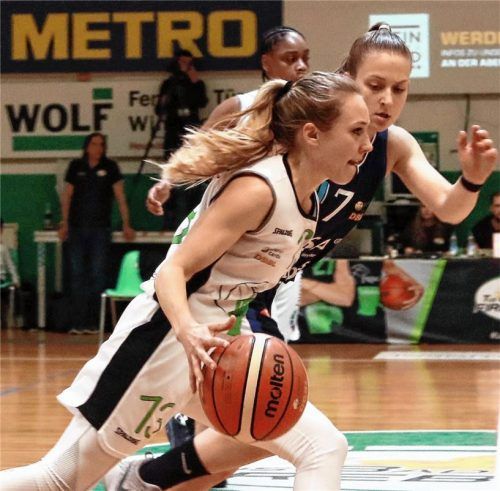 Lena Bradaric (vorne) geht heute zuversichtlich mit ihrem Team in das Play-off-Heimspiel gegen Marburg. Foto  Fehrmann