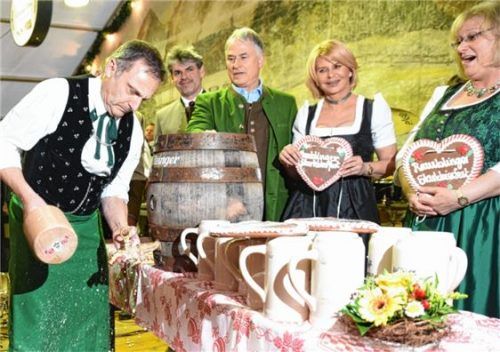 Los geht die Festzelt-Gaudi am 16. März, wenn sich Raublings Erster Bürgermeister Olaf Kalsperger und die Brauerei-Familie Franz Steegmüller ans Anzapfen machen.