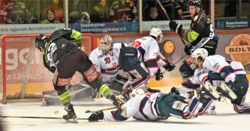 Mächtig Betrieb vor dem Tor – und gleich klingelt‘s: Thomas Reichel (links) hat zum 3:1 für die Starbulls abgezogen.Fotos Ziegler