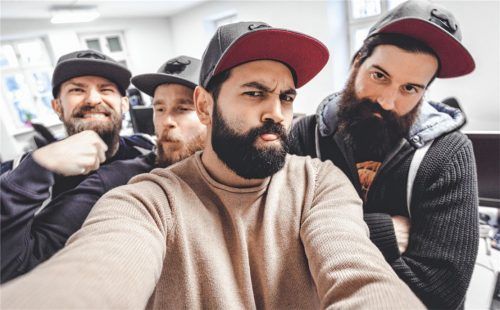 Männer mit einer Mission: Die Blackbeards aus Rosenheim haben die Bartpflege zu ihrer Berufung gemacht. Hier zeigt sich ein Teil des Teams – so kennt es auch seine Social-Media-Gefolgschaft. Foto re