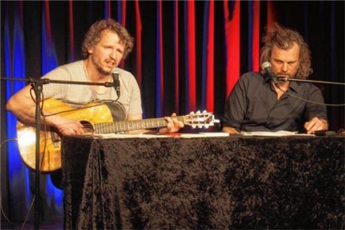 Marcus H. Rosenmüller und Gerd Baumann dichteten am Freitagabend im sehr gut besuchten Mühldorfer Haberkasten auch Reime, die es so noch nie gab.Foto kob
