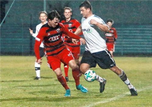 Markus Einsiedler (rechts) sprang für den gesperrten Dani Majdancevic ein und setzte sich hier robust gegen Lukas Gerlsbeck durch.