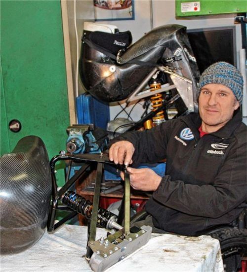 Martin Braxenthaler in seiner Werkstatt daheim in Surberg. Foto  Huber