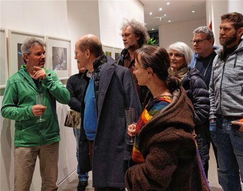 Martin Sinzinger führte bei der Vernissage die Besucher durch seine Ausstellung und hatte viele Informationen zu den einzelnen Fotos parat.
