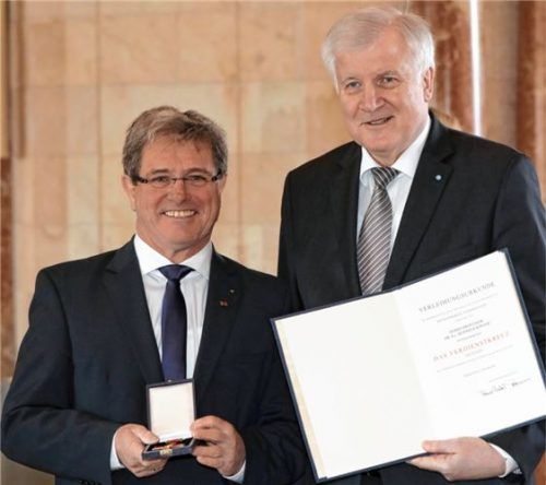 Ministerpräsident Horst Seehofer (rechts) verlieh Professor Heinrich Köster das Verdienstkreuz am Bande des Verdienstordens der Bundesrepublik Deutschland.Foto Staatskanzlei