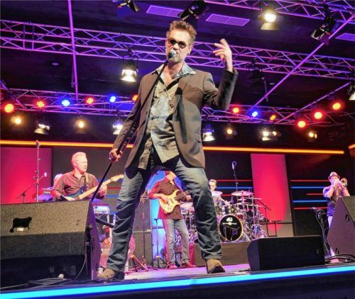 Mit Cowboystiefel und Sonnenbrille: Bo Bice, Frontmann von „Blood, Sweat & Tears“. Foto vk