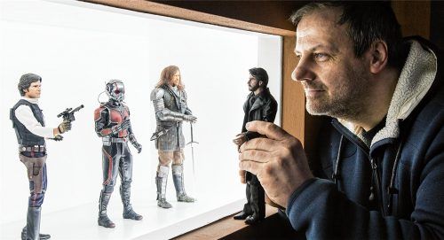 Mit einer Figur von Al Pacino („Carlito’s Way“) in der Hand studiert Museumsbetreiber Robert Krininger Modelle von drei bekannten Filmhelden. Fotos  EFF