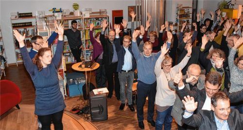 Mit einer Showeinlage sorgte das Improvisationstheater Rosenheim für eine Auflockerung des Publikums.

Foto Schlecker