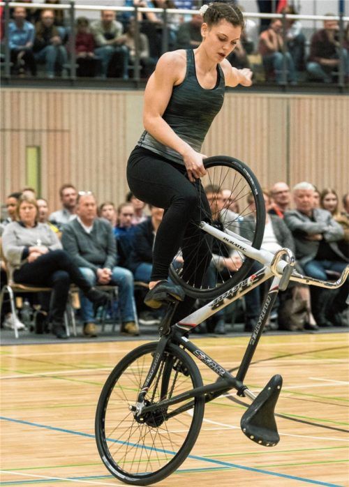 Mit Entschlossenheit und Siegeswillen präsentierte die 17-jährige Ramona Dandl von Soli Bruckmühl die Schlussübungen und ging zweimal mit Platz eins von der Fläche. Auf dem Bild zeigt sie den Kehrstandsteiger. Foto  Dandl