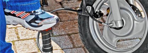Mit Fußpumpen lässt sich genug Druck aufbauen, um Motorradreifen sicher zu befüllen.Foto  djd/Bikers/gianni de polo