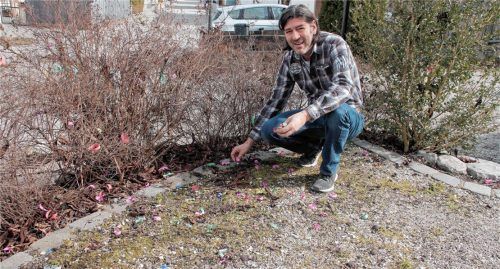 Müllbeseitigung nach der Demonstration gegen die AfD-Veranstaltung: Wirt Josef Oberberger musste seinen Biergarten am Freitag unter anderem von Luftschlangen und Konfettiresten säubern.Foto Reisner