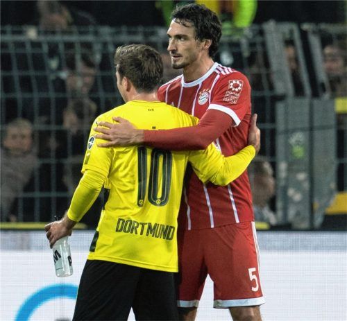 Muss Ex-Bayern-Spieler Mario Götze am Samstag nach dem Spiel dem Ex-Dortmunder und aktuellen Bayern-Spieler Mats Hummel nach dem Spiel vorzeitig zum Meistertitel gratulieren? Möglich wäre es und vier Leser der OVB-Heimatzeitungen können mit dabei sein.Foto dpa