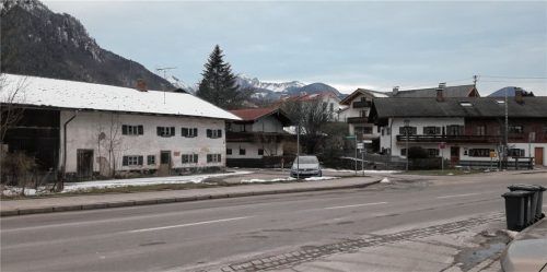 Nein, nicht in dieses Bauernhaus soll die Schreinerei kommen, aber in dieses Geviert. Frage: Stört der Lärm oder nicht?Foto stv