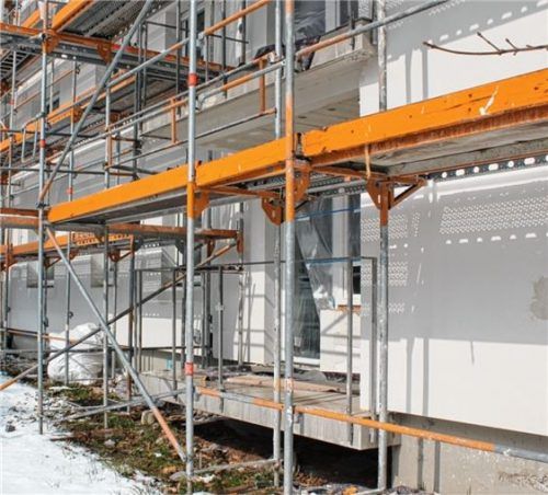 Neu gemacht werden müssen auch die Balkongeländer am städtischen Wohnhaus Glasberg 15. Foto  fl