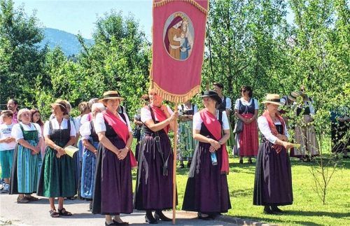 Nicht nur bei kirchlichen Festen wie hier beispielsweise bei der Fronleichnamsprozession im vergangenen Jahr, zeigten die Rohrdorfer KFD-Mitglieder Präsenz. Auch im Rahmen der Flüchtlingshilfe sind sie aktiv.Foto re