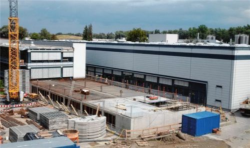 Noch ist der zweite Werkstandort von Krones in Raubling nicht ganz fertiggestellt – im Juni soll der Neubau aber in Betrieb genommen werden. Foto re
