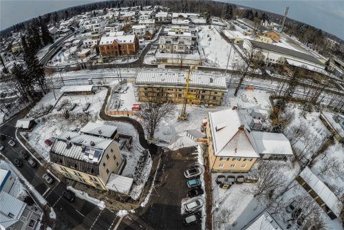 Noch lange Zeit eine Baustelle: der Bahnhof und sein Umfeld. Bis Anfang 2019 soll die Sanierung des Bahnhofsgebäudes abgeschlossen sein, dann folgen der Ausbau der Tonwerksunterführung (2019) und ab 2021 der Neubau des Bahnsteigs und die Umgestaltung des Bahnhofsvorplatzes samt Umfeld (bis 2022).Foto Buhleier