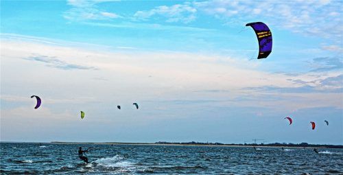 Nur mit der Kraft des Windes über die Wellen jagen: Für Wassersportler ist das ein besonderes Erlebnis. Foto djd/Kurverwaltung List auf Sylt/R. Waleczek