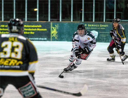 Nur selten konnten sich die Starbulls Rosenheim gestern Abend so ungehindert wie auf dem Bild Max Vollmayer durchsetzen. Foto  Specht