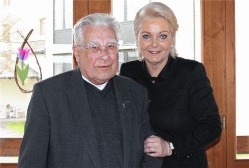Oberbürgermeisterin Gabriele Bauer gratulierte Pfarrer Sebastian Lipp zu seinem 90. Geburtstag. Foto Rossteuscher