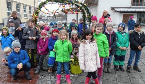 Osterbrunnen ziert den Kolbererplatz in Großkarolinenfeld