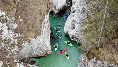 Paddeln durch enge Schluchten: Mit dem Kajak die Welt erkunden ist bei jungen Sportlern beliebt.Foto Kajakfilmfestival