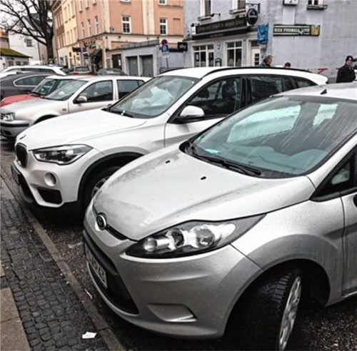 Parken in der Nikolaistraße: Das Hinweisschild zum Längsparken ist vorhanden, viele Autos parken aber auch schräg.Foto Thiesen/mb