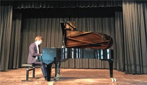 Pianist Thomas Schuch am Flügel im Antrettersaal. Foto re