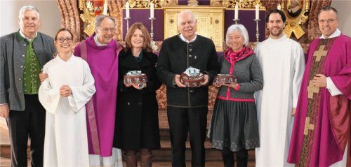 Prägen den Kirchenalltag (von links): Kirchenpfleger Werner Weyerer, Gemeindereferentin Regina Haas, Diakon Johann Weber, Rita Metzger, Walter Genzinger, Regina Schlemer, Pfarrgemeinderatsvorsitzender Moritz Hecker und Pfarrer Paul Janßen. Foto Rehberg