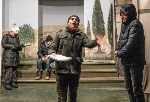Proben in dicker Jacke, mir Schal und Mütze: Die Endorfer Theaterer sind in ihrem Element. Foto amf
