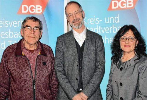 Professor Thomas Saalfeld (Bildmitte) hielt das Hauptreferat beim DGB-Empfang. Die Kreisvorsitzenden Ingrid Meindl-Winkler (Rosenheim) und Rudolf Fertl (Miesbach/Bad Tölz-Wolfratshausen) hatten ihn eingeladen.Foto Heinz