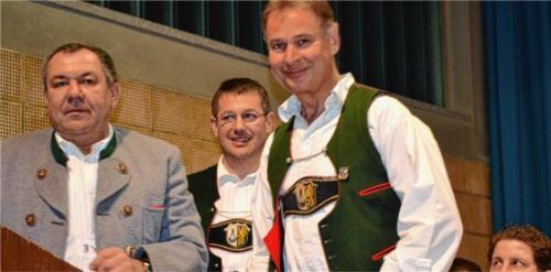 Raimund Baumann ist seit 40 Jahren Posaunist bei der Musikkapelle Niederaudorf. Die Ehrung nahmen Hans Reger (links) und Martin Schweinsteiger (Mitte) vor.Foto al