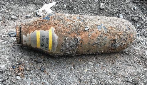 Relikt aus dem Zweiten Weltkrieg: Diese amerikanische Fliegerbombe haben Bauarbeiter gestern im Stephanskirchener Filzenweg ausgegraben.Foto  Polizei