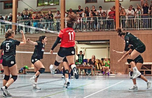 Riesenjubel bei Eiselfings Volleyball-Damen nach dem Heimsieg gegen Augsburg.
