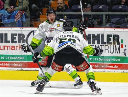 Riesenjubel beim Siegtorschützen Fabian Zick, nachdem er am Freitag in der Verlängerung das 3:2 erzielte. Foto  Sielski
