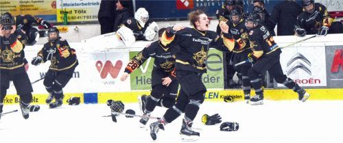 Riesenjubel kurz nach Spielende: Die Starbulls-Schüler verteidigten ihren deutschen Meistertitel. Fotos  Ruprecht