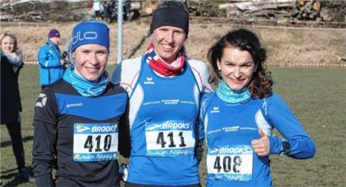Riesige Freude über Team-Bronze bei den Frauen beim PTSV Rosenheim: Amelie Hofbauer, Anna-Lena Stich und Agnieszka Glomb (von links).Fotos Stuffer