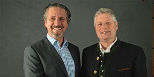 Roland Ackermann, Geschäftsführer Alpenrind-Bayern (links), rechts Hans Grabner, Vorsitzender der Erzeugergemeinschaft Traunstein. Foto re