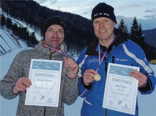 Roland Göschl (links) und Sepp Hauser mit ihren Medaillen nach der Siegerehrung in der nordischen Kombination.