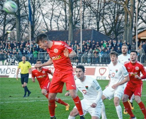 Rosenheims Mittelfeldspieler Ludwig Räuber klärt im eigenen Strafraum vor Schweinfurts Nicolas Görtler. Foto  Horling