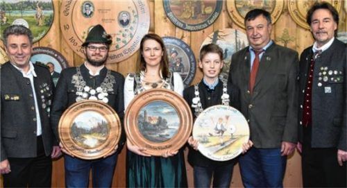Scheiben für die Besten (von links): Altschützenmeister Stefan Langl, Benedikt Hundhammer, Silvia Fischer, Manuel Schuster, Bürgermeister Hans Schartner und Zweiter Schützenmeister Michael Murner. Foto re