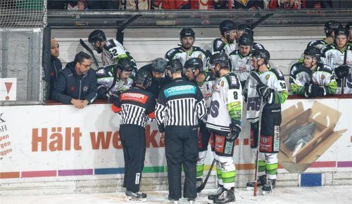 Schiedsrichter Carsten Lehnhart teilt den Rosenheimer Spielern und Manuel Kofler mit, warum er sieben Sekunden vor Schluss auf Tor erkannt hat. Fotos  Petrow
