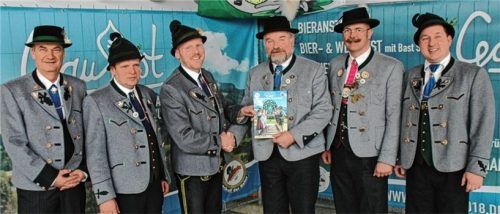 Schirmherr Christian Praxl, Vorsitzender Sepp Brem senior, Festleiter Sepp Brem junior, Erster Gauvorstand Georg Schinnagl, Zweiter Gauvorstand Pangratz Perfler und Festleiter Peter Schlosser (von links).Foto re