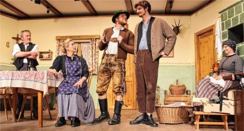 Schmuser Feichtl (Markus Weyerer, Mitte) versucht, dem Bauernsohn (Georg Mayer) eine Hochzeiterin schmackhaft zu machen. So wollen die gewitzten und hochverschuldeten Rossleitner (Andi Weyerer und Christine Dräxl, links) ihre finanziellen Probleme auf einen Schlag loswerden. Als Beobachterin des Geschehens ist die Natherin Res (Petra Resch, rechts) stets über alles informiert.Foto stv