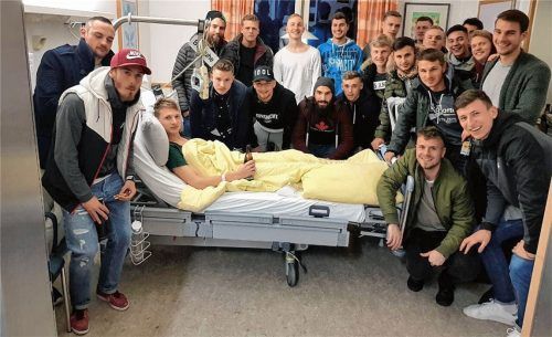 Sechziger-Fußballer überraschen Pius Krätschmer am Krankenbett
