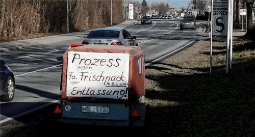 Seit drei Wochen steht dieser Anhänger samt Plakat an der Staatsstraße in Kolbermoor. Foto  gantner