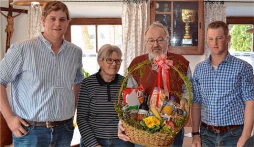 Seit über 100 Jahren bewahrt die Familie Luckabauer die Vereinsstandarte auf und wurde für dieses Engagement geehrt: Zweiter Vorsitzender Christoph Forstner, Katharina und Bruno Luckabauer und Vorsitzender Maximilian Forstner (von links).Foto Niessen